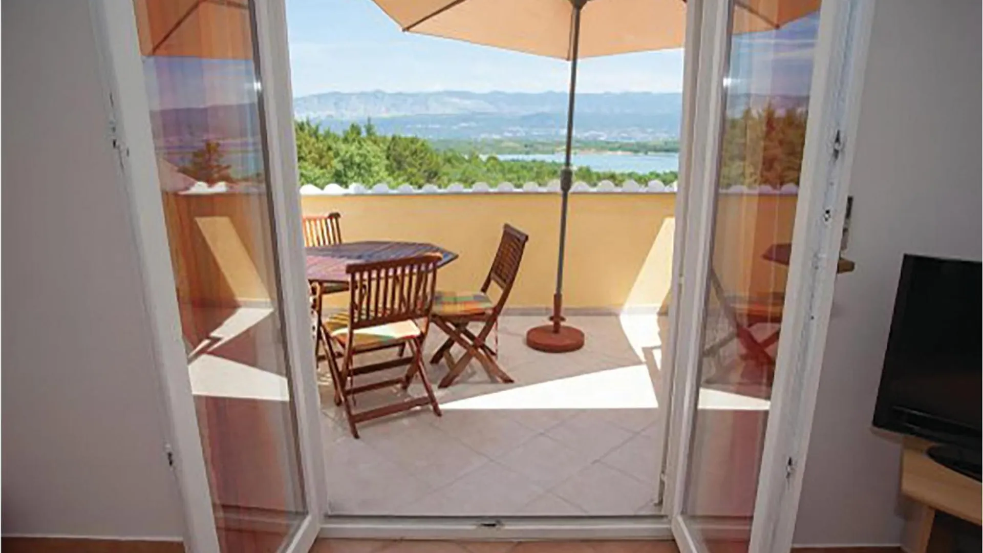 Gorgeous Apartment In Malinska With Kitchen